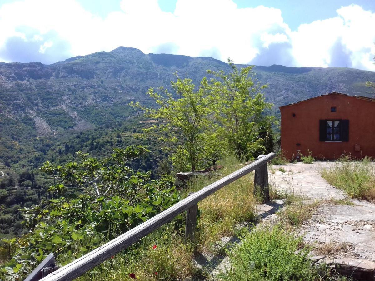 Ikarian Centre - Accommodation & Mountain Hiking Евділос Екстер'єр фото
